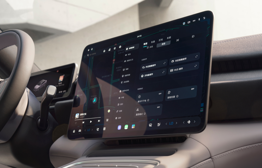 15,6-дюймовий центральний AMOLED-дисплей