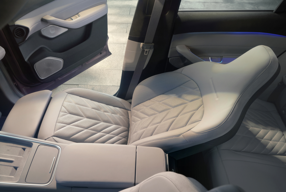 Lounge Seat у стандарті - насолоджуйтесь Lounge Seat другого покоління з 16-позиційним електрорегулюванням. Одним дотиком розслабтесь у положенні Zero-G або Recline, а висувні опори для ніг і стоп подарують граційний комфорт для всього тіла.